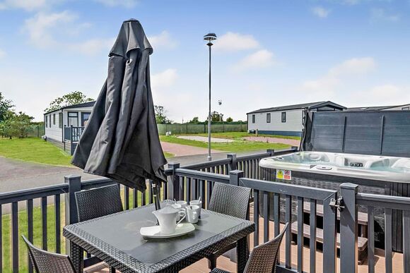 Deluxe 2 Bed Lodge, Sleeps 4. With parking, ensuite, deck & sea view - Sea Acres, Kennack Sands, The Lizard