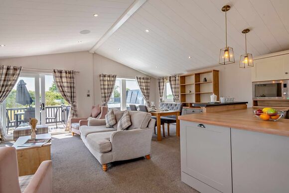 Deluxe 2 Bed Lodge, Sleeps 4. With parking, ensuite, deck & sea view - Sea Acres, Kennack Sands, The Lizard