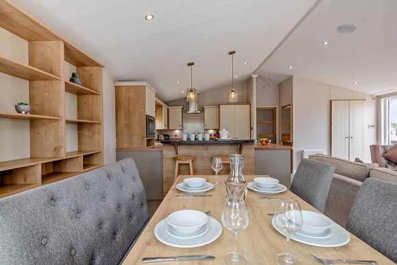 Deluxe 2 Bed Lodge, Sleeps 4. With parking, ensuite, deck & sea view - Sea Acres, Kennack Sands, The Lizard