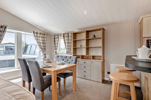 Deluxe 2 Bed Lodge, Sleeps 4. With parking, ensuite, deck & sea view - Sea Acres, Kennack Sands, The Lizard