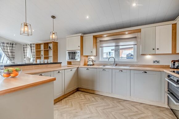 Deluxe 2 Bed Lodge, Sleeps 4. With parking, ensuite, deck & sea view - Sea Acres, Kennack Sands, The Lizard