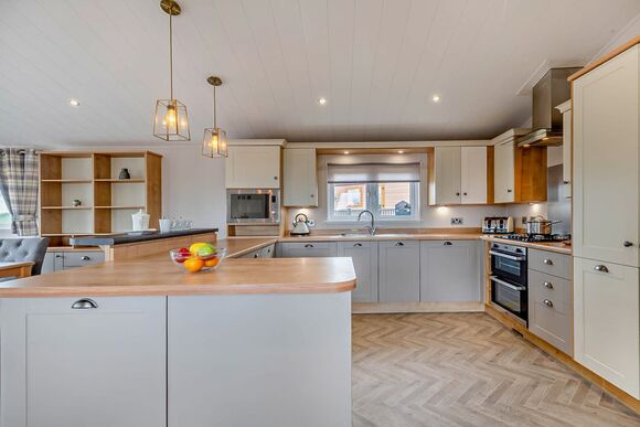 Deluxe 2 Bed Lodge, Sleeps 4. With parking, ensuite, deck & sea view - Sea Acres, Kennack Sands, The Lizard