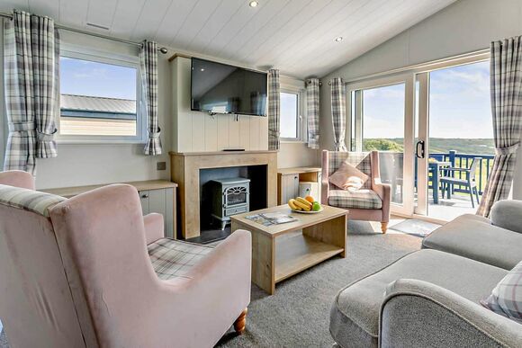 Deluxe 3 Bed Lodge, Sleeps 6. With parking, ensuite, deck & sea view - Sea Acres, Kennack Sands, The Lizard