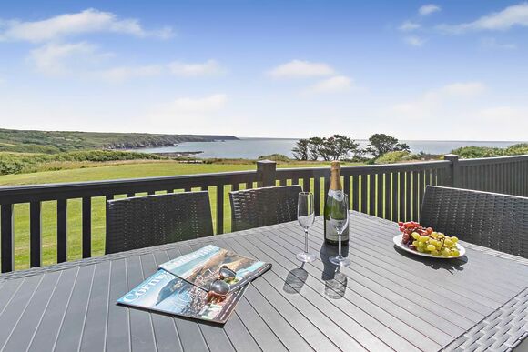 Deluxe 3 Bed Lodge, Sleeps 6. With parking, ensuite, deck & sea view - Sea Acres, Kennack Sands, The Lizard