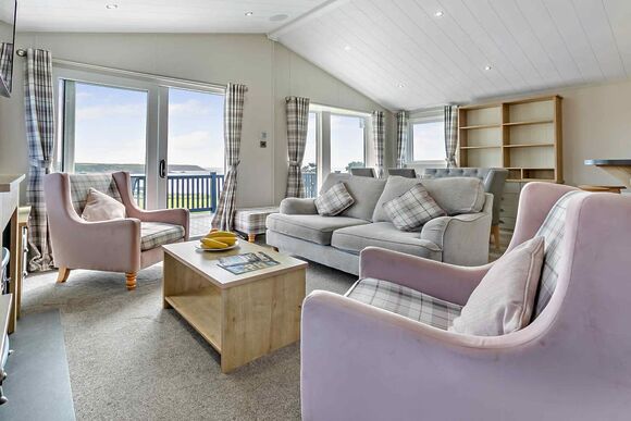 Deluxe 3 Bed Lodge, Sleeps 6. With parking, ensuite, deck & sea view - Sea Acres, Kennack Sands, The Lizard