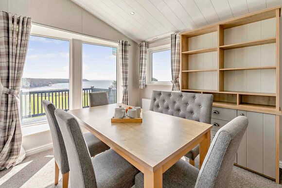 Deluxe 3 Bed Lodge, Sleeps 6. With parking, ensuite, deck & sea view - Sea Acres, Kennack Sands, The Lizard