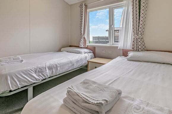 Deluxe 3 Bed Lodge, Sleeps 6. With parking, ensuite, deck & sea view - Sea Acres, Kennack Sands, The Lizard