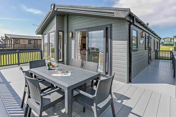 Deluxe 3 Bed, slps 6, parking, ensuite, deck & SV P, Deluxe 3 Bed Lodge, Sleeps 6. With parking, ensuite, deck & sea view - Sea Acres, Kennack Sands, The Lizard