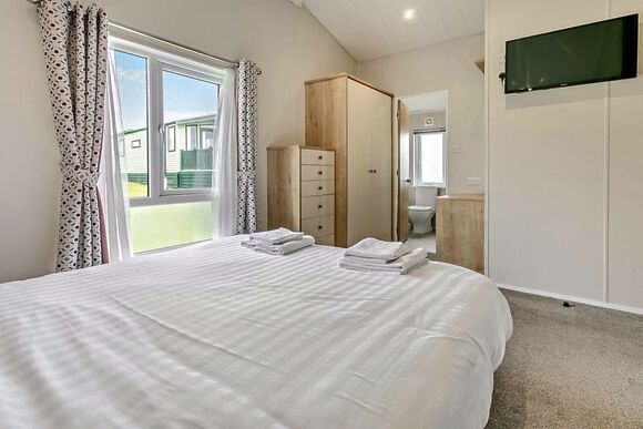 Deluxe 3 Bed Lodge, Sleeps 6. With parking, ensuite, deck & sea view, Deluxe 3 Bed, slps 6, parking, ensuite, deck & SV P - Sea Acres, Kennack Sands, The Lizard