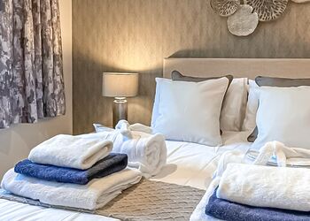 4 bed Hot Tub Cottage (Pet) - Stratheck Holiday Park, Dunoon