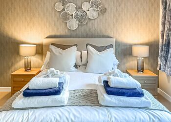 4 bed Hot Tub Cottage (Pet) - Stratheck Holiday Park, Dunoon