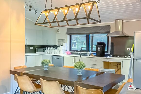 4 bed Hot Tub Cottage (Pet) - Stratheck Holiday Park, Dunoon