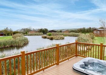 Shalom Lodge - Seven Springs, Llanon