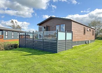 Kingfisher Lodge - Seven Springs, Llanon