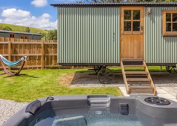 Coastal Hideaway Shepherds Hut - Sun Haven Holiday Park, Mawgan Porth, Nr Newquay