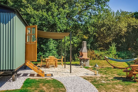 Coastal Hideaway Shepherds Hut - Sun Haven Holiday Park, Mawgan Porth, Nr Newquay