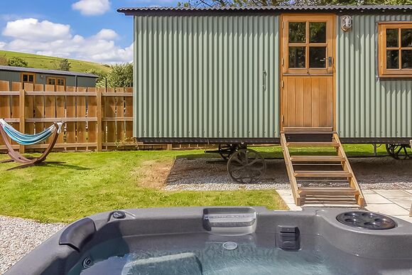 Coastal Hideaway Shepherds Hut - Sun Haven Holiday Park, Mawgan Porth, Nr Newquay