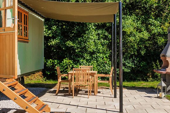Coastal Hideaway Shepherds Hut - Sun Haven Holiday Park, Mawgan Porth, Nr Newquay
