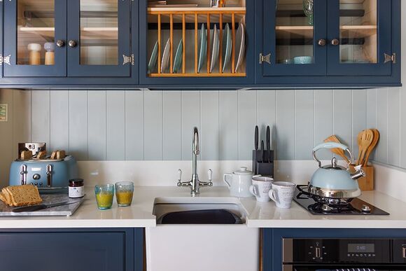 Coastal Hideaway Shepherds Hut - Sun Haven Holiday Park, Mawgan Porth, Nr Newquay