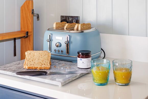 Coastal Hideaway Shepherds Hut - Sun Haven Holiday Park, Mawgan Porth, Nr Newquay