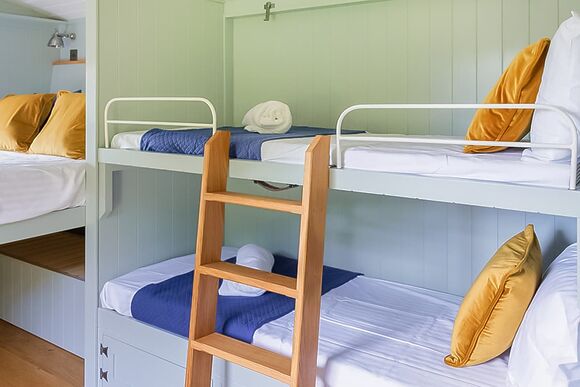 Coastal Hideaway Shepherds Hut - Sun Haven Holiday Park, Mawgan Porth, Nr Newquay