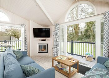 Signature 4 Plus Lodge - Shorefield Country Park, Milford-on-Sea, Nr Lymington