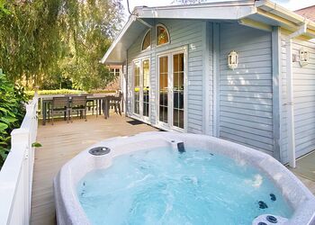 Signature 4 Plus Lodge - Shorefield Country Park, Milford-on-Sea, Nr Lymington