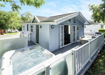 Signature 2 Plus Lodge - Shorefield Country Park, Milford-on-Sea, Nr Lymington