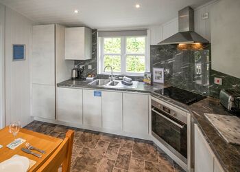 Signature Lodge 1 - Shorefield Country Park, Milford-on-Sea, Nr Lymington