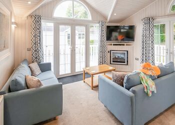 Signature Lodge 2 - Shorefield Country Park, Milford-on-Sea, Nr Lymington