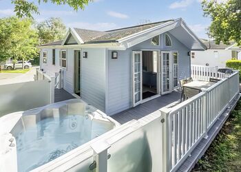Signature Lodge 2 - Shorefield Country Park, Milford-on-Sea, Nr Lymington