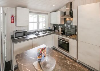 Signature Lodge 2 - Shorefield Country Park, Milford-on-Sea, Nr Lymington