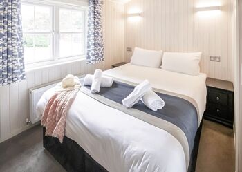Signature Lodge 2 - Shorefield Country Park, Milford-on-Sea, Nr Lymington