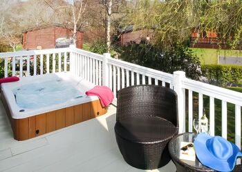 Signature Lodge 3 - Shorefield Country Park, Milford-on-Sea, Nr Lymington