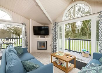 Signature Lodge 4 - Shorefield Country Park, Milford-on-Sea, Nr Lymington