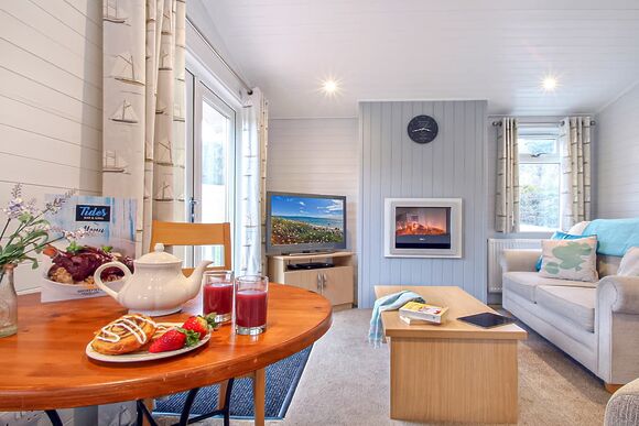 Select Lodge Plus 1 - Shorefield Country Park, Milford-on-Sea, Nr Lymington