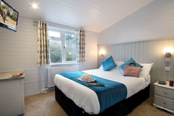 Select Lodge Plus 1 - Shorefield Country Park, Milford-on-Sea, Nr Lymington