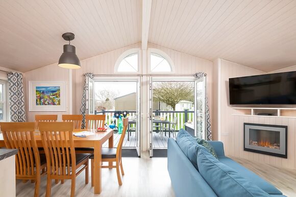 Signature Lodge 3 - Shorefield Country Park, Milford-on-Sea, Nr Lymington