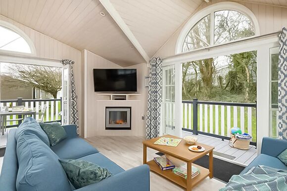 Signature Lodge 4 - Shorefield Country Park, Milford-on-Sea, Nr Lymington