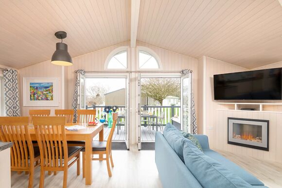 Signature Lodge 4 - Shorefield Country Park, Milford-on-Sea, Nr Lymington