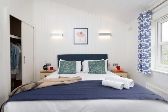 Signature Lodge 4 - Shorefield Country Park, Milford-on-Sea, Nr Lymington