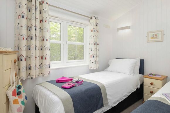 Signature Lodge 4 - Shorefield Country Park, Milford-on-Sea, Nr Lymington