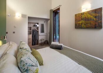 Golden Oak Treehouse (Pet) - Sherwood Forest Lodges, Sherwood Forest, Nr Edwinstowe