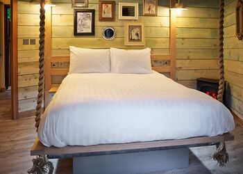 Golden Oak Treehouse - Sherwood Forest Lodges, Sherwood Forest, Nr Edwinstowe