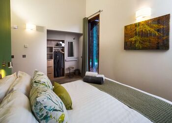 Golden Oak Treehouse - Sherwood Forest Lodges, Sherwood Forest, Nr Edwinstowe