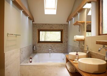 Golden Oak Hideaway - Sherwood Forest Lodges, Sherwood Forest, Nr Edwinstowe