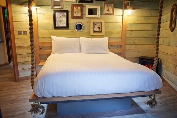 Golden Oak Treehouse (Pet) - Sherwood Forest Lodges, Sherwood Forest, Nr Edwinstowe