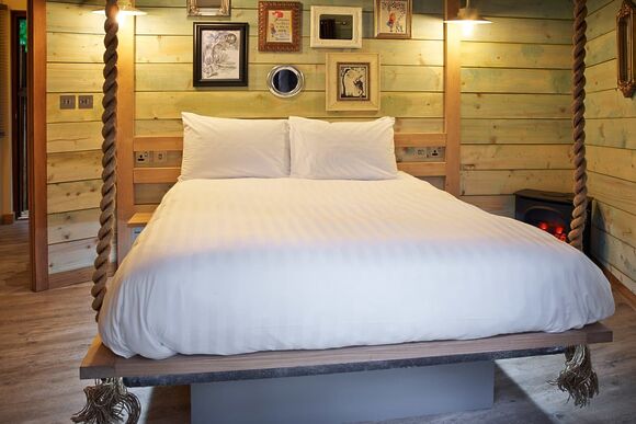 Golden Oak Treehouse - Sherwood Forest Lodges, Sherwood Forest, Nr Edwinstowe