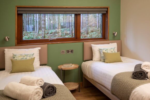 Golden Oak Treehouse - Sherwood Forest Lodges, Sherwood Forest, Nr Edwinstowe