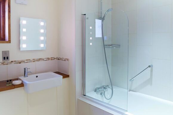 Golden Oak Treehouse - Sherwood Forest Lodges, Sherwood Forest, Nr Edwinstowe